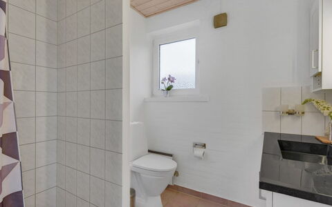 Pernilla - 2Km from the Sea: Piso, Suelo, Pared, Arreglo De Tubería, Madera, Asiento Del Baño, Diseño De Interiores, Baño, Baño, Techo