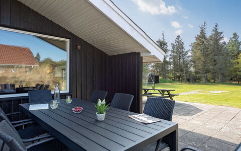 Darina - 1.5Km from the Sea: Madera, Techo, Casa, Casa, Arquitectura, Vía Muerta, El Terreno Del Lote, Cabaña, Cobertizo, Edificios Del Jardín