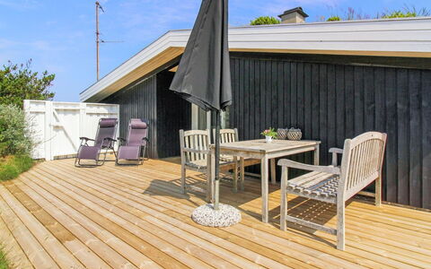 Scarlett - 300M from the Sea: Madera, Suelos De Madera, Madera Dura, Tablón, Cubierta, Manchas De Madera, Mueble Para Exteriores, Sombra, Porche, Silla