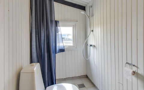 Scarlett - 300M from the Sea: Madera, Suelo, Piso, Arreglo De Tubería, Techo, Baño, Plomería, Baño, Cortina, Grifo