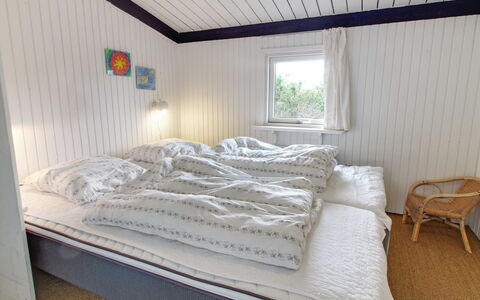 Scarlett - 300M from the Sea: Habitación, Cama, Madera, Sábana, Suelo, Lecho, Diseño De Interiores, Piso, Marco De La Cama, Mueble