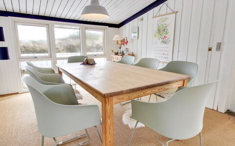 Scarlett - 300M from the Sea: Mueble, Diseño De Interiores, Piso, Madera, Comedor, Mesa, Suelo, Techo, Cocina Y Comedor Mesa, Silla