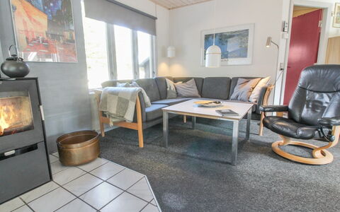 Augustine - 1.6Km from the Sea: Mueble, Madera, Piso, Suelo, Diseño De Interiores, Sala, Sofá, Habitación, Casa, Silla