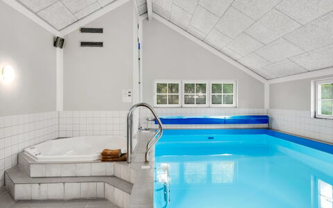 Femmy - 600M from the Sea: Techo, Piscina, Material Compuesto, Recurso, Diseño, Hotel, La Luz Del Día, Ático, Lámpara