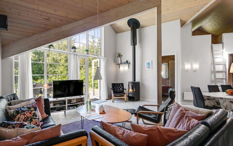Femmy - 600M from the Sea: Diseño De Interiores, Madera, Techo, Mueble, Sofá, Sala, Piso, Casa, Suelo, Habitación