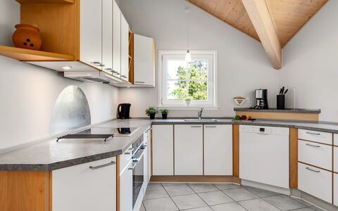 Femmy - 600M from the Sea: Cocina, Diseño De Interiores, Madera, Piso, Mostrador, Casa, Aparato De Cocina, Techo, Mueble, Gabinetes