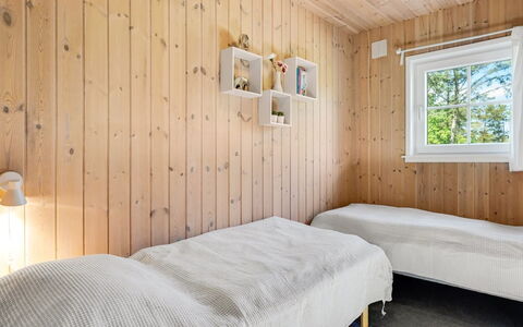 Femmy - 600M from the Sea: Pared, Madera, Piso, Habitación, Suelo, Diseño De Interiores, Techo, Suelos De Madera, Cama, Habitación