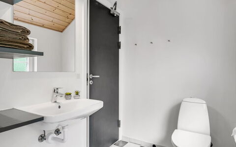 Femmy - 600M from the Sea: Arreglo De Tubería, Pared, Piso, Baño, Suelo, Diseño De Interiores, Baño, Lavabo, Asiento Del Baño, Grifo