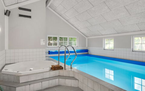 Femmy - 600M from the Sea: Techo, Diseño De Interiores, Piso, Suelo, Diseño, Ático, Recurso, Piscina, Hotel, Lámpara