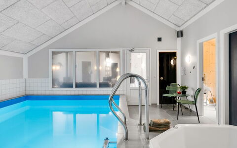 Femmy - 600M from the Sea: Hotel, Cortina, Lámpara, Recurso, Piscina, Planta De Casa, Ático, Lámpara, Hotel Boutique