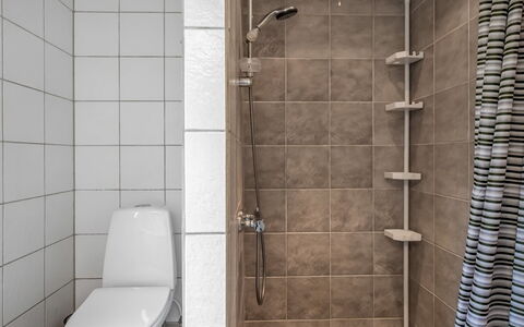 Tala - 4Km from the Sea: Asiento Del Baño, Baño, Baño, Arreglo De Tubería, Piso, Pared, Suelo, Diseño De Interiores, Alcachofa De La Ducha, Ducha