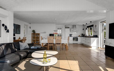 Svenn - 400M from the Sea: Piso, Mueble, Diseño De Interiores, Suelo, Techo, Sofá, Madera, Sala, Habitación, Casa