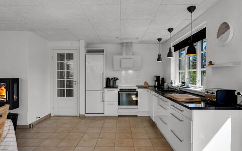 Svenn - 400M from the Sea: Cocina, Piso, Mostrador, Aparato De Cocina, Techo, Diseño De Interiores, Suelo, Electrodoméstico, Electrodoméstico, Lámpara