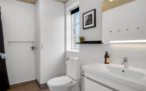 Svenn - 400M from the Sea: Arreglo De Tubería, Asiento Del Baño, Lavabo Del Baño, Baño, Lavabo, Baño, Piso, Diseño De Interiores, Suelo, Grifo