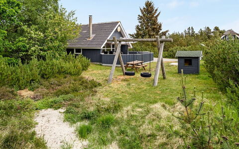 Emmi - 2.5Km from the Sea: Techo, Casa, Casa, Cabaña, Puerta, Vía Muerta, Cubierta, Porche, Tablón, Madera Dura