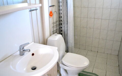 Kastehelmi - 400M from the Sea: Lavabo Del Baño, Baño, Asiento Del Baño, Arreglo De Tubería, Lavabo, Baño, Suelo, Grifo, Piso, Plomería