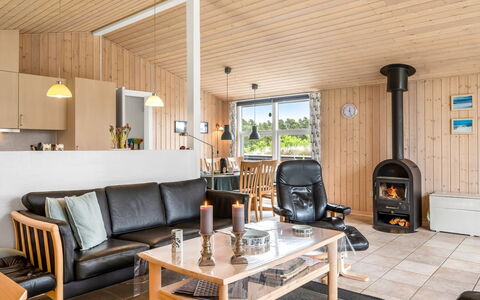 Nadia - 1.7Km from the Sea: Madera, Mueble, Piso, Diseño De Interiores, Techo, Sala, Sofá, Suelo, Habitación