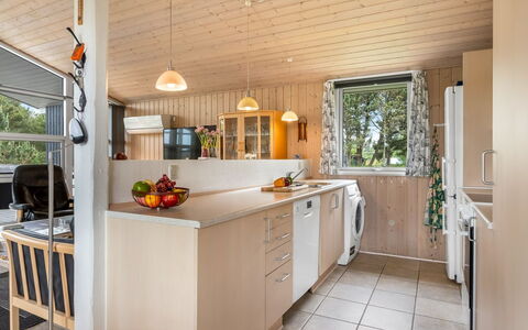 Nadia - 1.7Km from the Sea: Cocina, Diseño De Interiores, Mostrador, Madera, Piso, Mueble, Techo, Aparato De Cocina, Suelo, Gabinetes