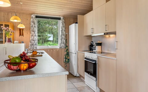 Nadia - 1.7Km from the Sea: Aparato De Cocina, Cocina, Mostrador, Madera, Diseño De Interiores, Electrodoméstico, Mueble, Piso, Arreglo De Tubería, Lavabo
