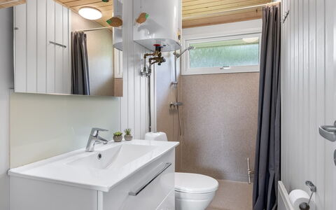 Nadia - 1.7Km from the Sea: Arreglo De Tubería, Baño, Lavabo, Lavabo Del Baño, Diseño De Interiores, Piso, Grifo, Suelo, Mueble De Baño, Plomería