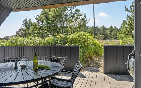 Sine - 500M from the Sea: Mueble, Diseño De Interiores, Piso, Suelo, Techo, Habitación, Silla, Mesa, Departamento, Cocina Y Comedor Mesa