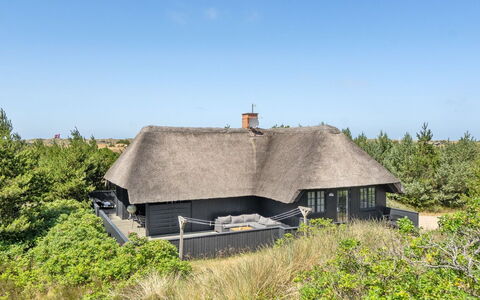 Sine - 500M from the Sea: Mueble, Diseño De Interiores, Piso, Suelo, Techo, Habitación, Silla, Mesa, Departamento, Cocina Y Comedor Mesa