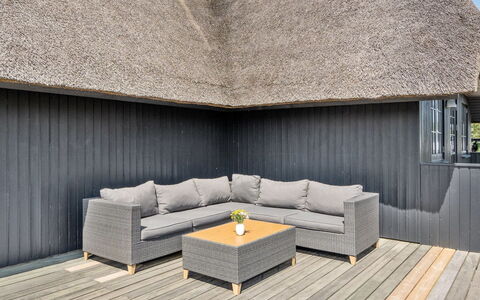 Sine - 500M from the Sea: Mueble, Diseño De Interiores, Piso, Suelo, Techo, Habitación, Silla, Mesa, Departamento, Cocina Y Comedor Mesa