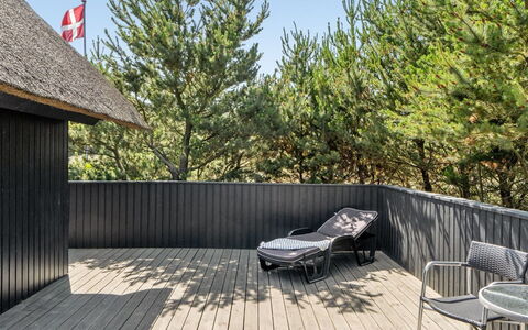 Sine - 500M from the Sea: Mueble, Diseño De Interiores, Piso, Suelo, Techo, Habitación, Silla, Mesa, Departamento, Cocina Y Comedor Mesa