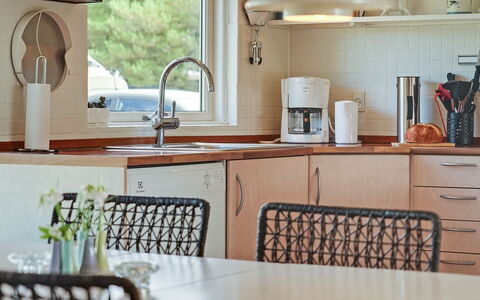 Emilia - 1.8Km from the Sea: Mueble, Diseño De Interiores, Cocina, Mostrador, Encendiendo, Vajilla, Piso, Gabinetes, Aparato De Cocina, Casa
