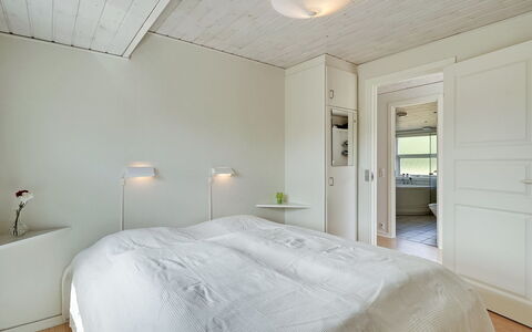 Emilia - 1.8Km from the Sea: Diseño De Interiores, Pared, Piso, Suelo, Techo, Madera, Lámpara, Habitación, Cama, Habitación