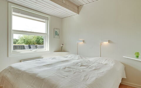 Emilia - 1.8Km from the Sea: Pared, Diseño De Interiores, Techo, Habitación, Piso, Madera, Cama, Suelo, Sábana, Lecho