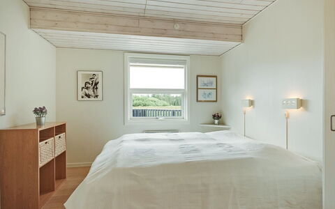 Emilia - 1.8Km from the Sea: Pared, Habitación, Diseño De Interiores, Piso, Cama, Madera, Techo, Suelo, Mueble, Lecho