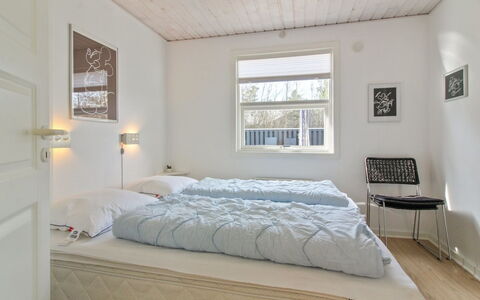Emilia - 1.8Km from the Sea: Cama, Mueble, Habitación, Diseño De Interiores, Pared, Suelo, Madera, Techo, Piso, Lecho