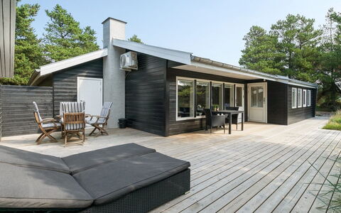 Solgunn - 900M from the Sea: Madera, Techo, Arquitectura, Casa, Casa, Cabaña, Vía Muerta, Madera Dura, Pendiente, Inmuebles