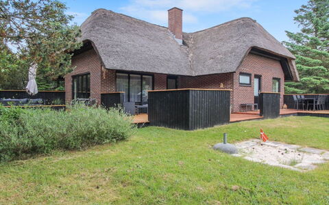 Gunkil - 800M from the Sea: Techo, Casa, Casa, Cabaña, Puerta, Vía Muerta, Cubierta, Porche, Tablón, Madera Dura