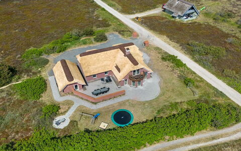 Stillan - 150M from the Sea: Casa, Casa, Techo, Barrio Residencial, Cabaña, Inmuebles, Casa De Campo, Césped, Paisajismo, Vía Muerta