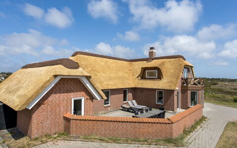 Stillan - 150M from the Sea: Casa, Casa, Techo, Barrio Residencial, Cabaña, Inmuebles, Casa De Campo, Césped, Paisajismo, Vía Muerta