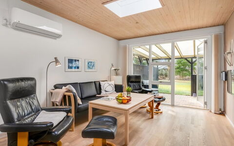 Ragnborg - 900M from the Sea: Mueble, Diseño De Interiores, Piso, Madera, Suelo, Sofá, Techo, Sala, Suelos De Madera, Encendiendo