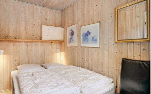 Ragnborg - 900M from the Sea: Cama, Habitación, Madera, Sábana, Lecho, Diseño De Interiores, Techo, Suelo, Marco De La Cama, Piso