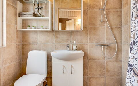 Ragnborg - 900M from the Sea: Baño, Lavabo Del Baño, Asiento Del Baño, Arreglo De Tubería, Lavabo, Baño, Piso, Diseño De Interiores, Suelo, Grifo