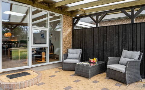 Ragnborg - 900M from the Sea: Madera, Mueble, Piso, Suelo, Mueble Para Exteriores, Silla, Casa, Porche, Puerta, Maceta