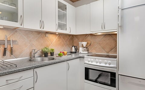 Ragnborg - 900M from the Sea: Cocina, Aparato De Cocina, Mostrador, Electrodoméstico, Piso, Gabinetes, Mueble, Diseño De Interiores, Madera, Casa