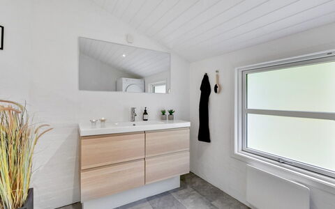 Liviana - from the Sea: Piso, Suelo, Madera, Mueble De Baño, Arreglo De Tubería, Diseño De Interiores, Lavabo, Plomería, Grifo, Baño