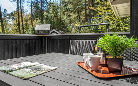 Valpuri - 1.3Km to the Fjord: Madera, Madera Dura, Cubierta, Tablón, Suelos De Madera, Manchas De Madera, Mueble Para Exteriores, Porche, Material Natural, Estructura Al Aire Libre