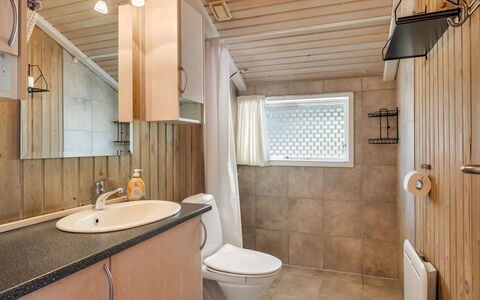 Valpuri - 1.3Km to the Fjord: Arreglo De Tubería, Lavabo Del Baño, Piso, Lavabo, Madera, Suelo, Baño, Diseño De Interiores, Grifo, Techo