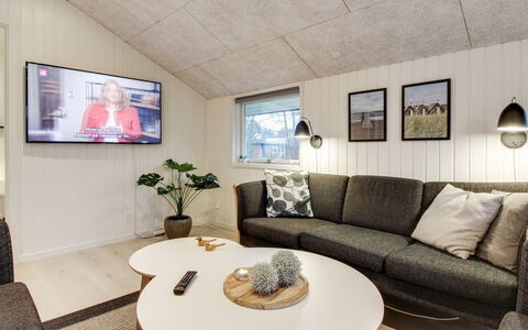 Ria - 250M from the Sea: Diseño De Interiores, Piso, Techo, Suelo, Casa, Sala, Sofá, Mueble, Lámpara, Habitación