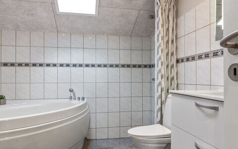 Ria - 250M from the Sea: Piso, Baño, Arreglo De Tubería, Suelo, Diseño De Interiores, Baño, Asiento Del Baño, Loseta, Plomería, Habitación