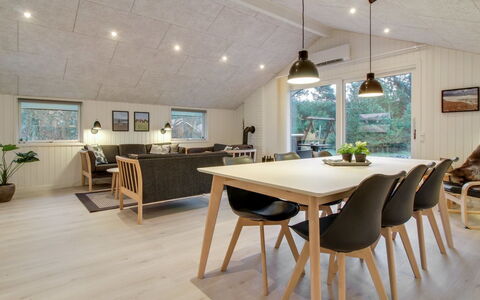 Ria - 250M from the Sea: Diseño De Interiores, Madera, Piso, Techo, Mueble, Suelo, Casa, Suelos De Madera, Sala, Lámpara