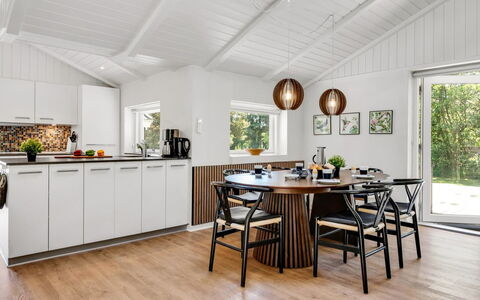 Famke - 1Km from the Sea: Diseño De Interiores, Madera, Mueble, Piso, Techo, Suelos De Madera, Cocina, Mostrador, Suelo, Cocina Y Comedor Mesa