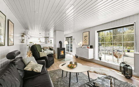 Ufred - 1.3Km to the Fjord: Diseño De Interiores, Techo, Madera, Piso, Encendiendo, Casa, Sala, Suelo, Lámpara, Mueble